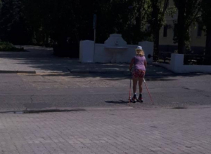 Летние лыжи волжанки вызвали фурор у окружающих Летние лыжи волжанки вызвали фурор у окружающих