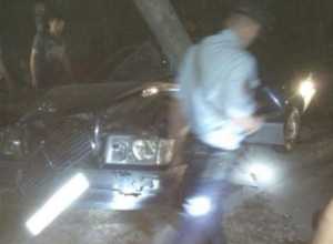 В Волжском Мерседес снес фонарный столб В Волжском Мерседес снес фонарный столб