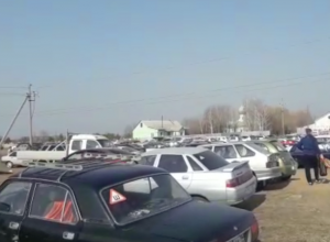 Волжане заполонили кладбище в день Пасхи для усопших Волжане заполонили кладбище в день Пасхи для усопших
