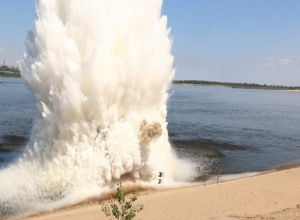 Столб воды поднялся в небо после взрыва авиабомбы в Краснослободске Столб воды поднялся в небо после взрыва авиабомбы в Краснослободске