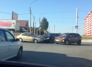 Автовладельцы замерли в пробке из-за столкновения машин в Волжском Автовладельцы замерли в пробке из-за столкновения машин в Волжском