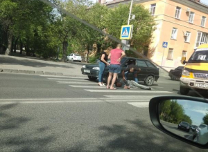 В Волжском на перекрестке лежит обездвиженный мужчина В Волжском на перекрестке лежит обездвиженный мужчина