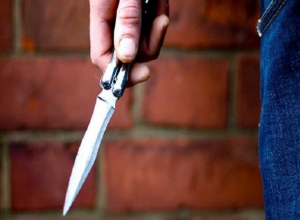 Пьяного дебошира в Волжском за мат порезали перочинным ножом Пьяного дебошира в Волжском за мат порезали перочинным ножом