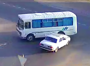 Водитель «ГАЗа» въехал в старенький автобус под Волжским Водитель «ГАЗа» въехал в старенький автобус под Волжским