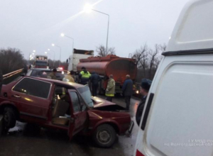 Молодой гонщик въехал во встречную машину под Волжским Молодой гонщик въехал во встречную машину под Волжским