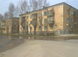 Пока волжане сидят без воды, она утекает по дорогам города Пока волжане сидят без воды, она утекает по дорогам города