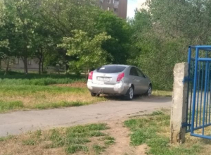 Неказистый автохам нарушил все правила парковки у детского сада в Волжском Неказистый автохам нарушил все правила парковки у детского сада в Волжском