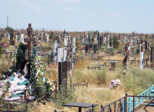 Беспредел на городском кладбище Волжского: захоронения «лепят» одно на другое Беспредел на городском кладбище Волжского: захоронения «лепят» одно на другое