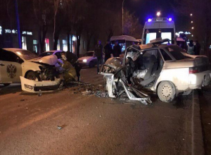 В жесткой аварии пострадал водитель и его пассажирка в Волжском В жесткой аварии пострадал водитель и его пассажирка в Волжском
