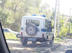 Припаркованный на зеленой зоне полицейский «уазик» возмутил водителя из Волжского Припаркованный на зеленой зоне полицейский «уазик» возмутил водителя из Волжского