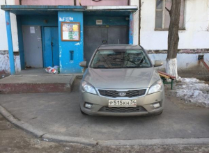 Парковка у входа в подъезд жилого дома взбесила волжан Парковка у входа в подъезд жилого дома взбесила волжан