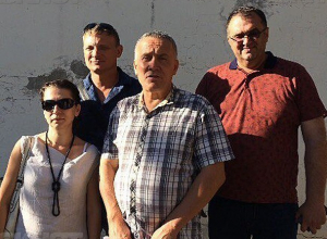 Власти региона создали видимость помощи жителям Колхозной Ахтубы, у которых отбирают участки и дома Власти региона создали видимость помощи жителям Колхозной Ахтубы, у которых отбирают участки и дома