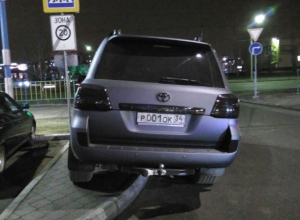 Автохам наплевал на пешеходов в Волжском Автохам наплевал на пешеходов в Волжском