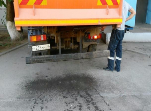 Волжан возмутил мусоровоз, который оставляет зловонную жидкость после своей «уборки» Волжан возмутил мусоровоз, который оставляет зловонную жидкость после своей «уборки»
