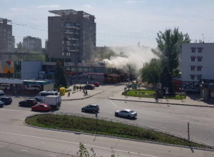 Огонь охватил пристройку к ЦУМу в Волжском Огонь охватил пристройку к ЦУМу в Волжском