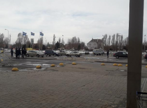 Спецслужбы в Волжском нашли подозрительный чемодан у «Ленты» Спецслужбы в Волжском нашли подозрительный чемодан у «Ленты»
