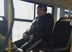 Дрочун с покерфейсом «покорил» старый автобус в Волжском Дрочун с покерфейсом «покорил» старый автобус в Волжском