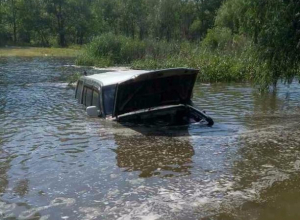 Волжские экстремалы утопили машины, понтуясь перед девчонками Волжские экстремалы утопили машины, понтуясь перед девчонками
