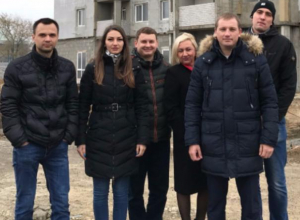 Московский известный общественник встретился с измученными волжскими дольщиками Московский известный общественник встретился с измученными волжскими дольщиками