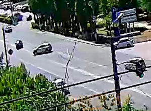 В Волжском разыскивают виновника ДТП на Renault Sandero В Волжском разыскивают виновника ДТП на Renault Sandero