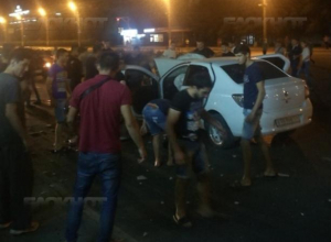 Водитель Renault со всей скорости влетел в витрину «Мегафона» в Волжском Водитель Renault со всей скорости влетел в витрину «Мегафона» в Волжском
