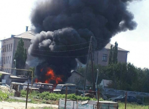 Пламя разрушительного пожара охватило два автомобиля в Волжском Пламя разрушительного пожара охватило два автомобиля в Волжском