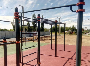 В парке «Волжский» появились новые турники В парке «Волжский» появились новые турники