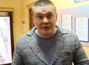 Депутат три часа простоял у дверей заведующей детсада в Волжском, в котором изолировали детей Депутат три часа простоял у дверей заведующей детсада в Волжском, в котором изолировали детей