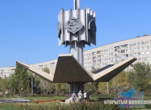 Памятную стелу на площади Труда решили отреставрировать в Волжском Памятную стелу на площади Труда решили отреставрировать в Волжском