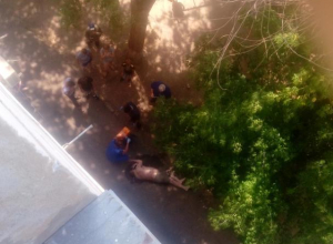 Под моими окнами лежит труп мужчины с повреждениями, - волжанка Под моими окнами лежит труп мужчины с повреждениями, - волжанка