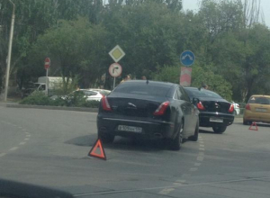 ДТП на миллион в Волжском: два Jaguar притерлись на дороге ДТП на миллион в Волжском: два Jaguar притерлись на дороге