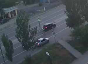 Видео: водитель Volkswagen Touareg снес 9-летнего ребенка в Волжском Видео: водитель Volkswagen Touareg снес 9-летнего ребенка в Волжском