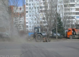 Пыльные дороги в Волжском чистят для ремонта Пыльные дороги в Волжском чистят для ремонта