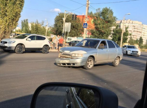 «Двенадцатая» и «Рено» столкнулись на оживленном перекрестке в Волжском «Двенадцатая» и «Рено» столкнулись на оживленном перекрестке в Волжском