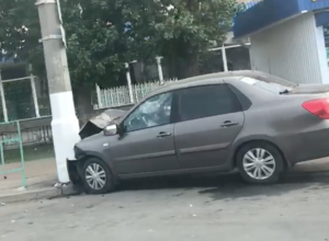 После ДТП автомобиль влетел в бетонный столб в Волжском После ДТП автомобиль влетел в бетонный столб в Волжском