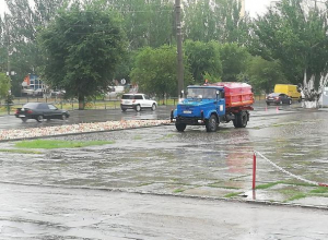 Работник №1 полил во время дождя клумбы Волжского Работник №1 полил во время дождя клумбы Волжского