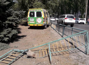 Водитель маршрутки покалечил пассажирку, снесся забор в центре Волжского Водитель маршрутки покалечил пассажирку, снесся забор в центре Волжского