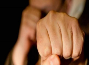 Жених ударил кулаком в грудь сумасшедшего гостя на свадьбе в Волжском Жених ударил кулаком в грудь сумасшедшего гостя на свадьбе в Волжском
