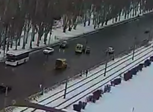 Наглый водитель «Рено» резко подрезал маршрутное такси в Волжском Наглый водитель «Рено» резко подрезал маршрутное такси в Волжском