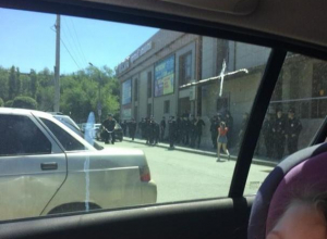 Толпа полицейских у ТЦ Волжского не на шутку напугала горожан Толпа полицейских у ТЦ Волжского не на шутку напугала горожан