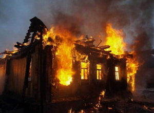 Больше двух часов пожарные тушили дачу в Волжском Больше двух часов пожарные тушили дачу в Волжском