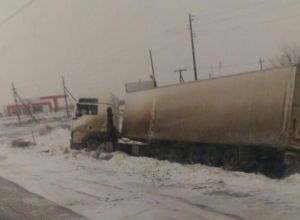 Огромный грузовик унесло в кювет на обледенелой трассе в Ленинском районе Огромный грузовик унесло в кювет на обледенелой трассе в Ленинском районе