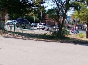Запчасти «покалеченных» автомобилей оказались на «зебре» после аварии в Волжском Запчасти «покалеченных» автомобилей оказались на «зебре» после аварии в Волжском