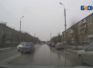 Адреналинщик на отечественной «легковушке» напугал волжанку Адреналинщик на отечественной «легковушке» напугал волжанку