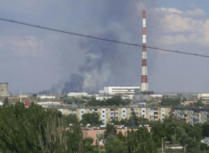 Высокие столбы черного дыма в Волжском напугали горожан Высокие столбы черного дыма в Волжском напугали горожан