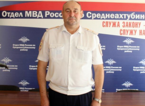 Скромный полицейский спас тонущую малышку под Волжским Скромный полицейский спас тонущую малышку под Волжским
