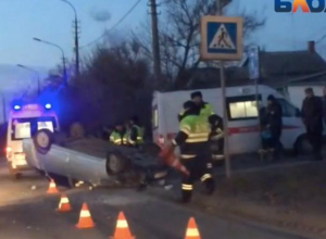 В Волжском перевернулась «двенадцатая»: первую помощь оказывали на месте В Волжском перевернулась «двенадцатая»: первую помощь оказывали на месте