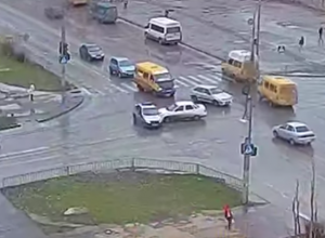 «Десятка» въехала в полицейскую машину в Волжском «Десятка» въехала в полицейскую машину в Волжском