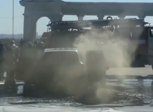 Очевидцы сняли на видео, как в Волжском горит Porsche Cayenne, стоимостью в шесть миллионов Очевидцы сняли на видео, как в Волжском горит Porsche Cayenne, стоимостью в шесть миллионов