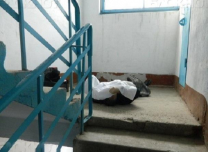 В общежитии на Пушкина уже несколько часов лежит труп, - волжанин В общежитии на Пушкина уже несколько часов лежит труп, - волжанин